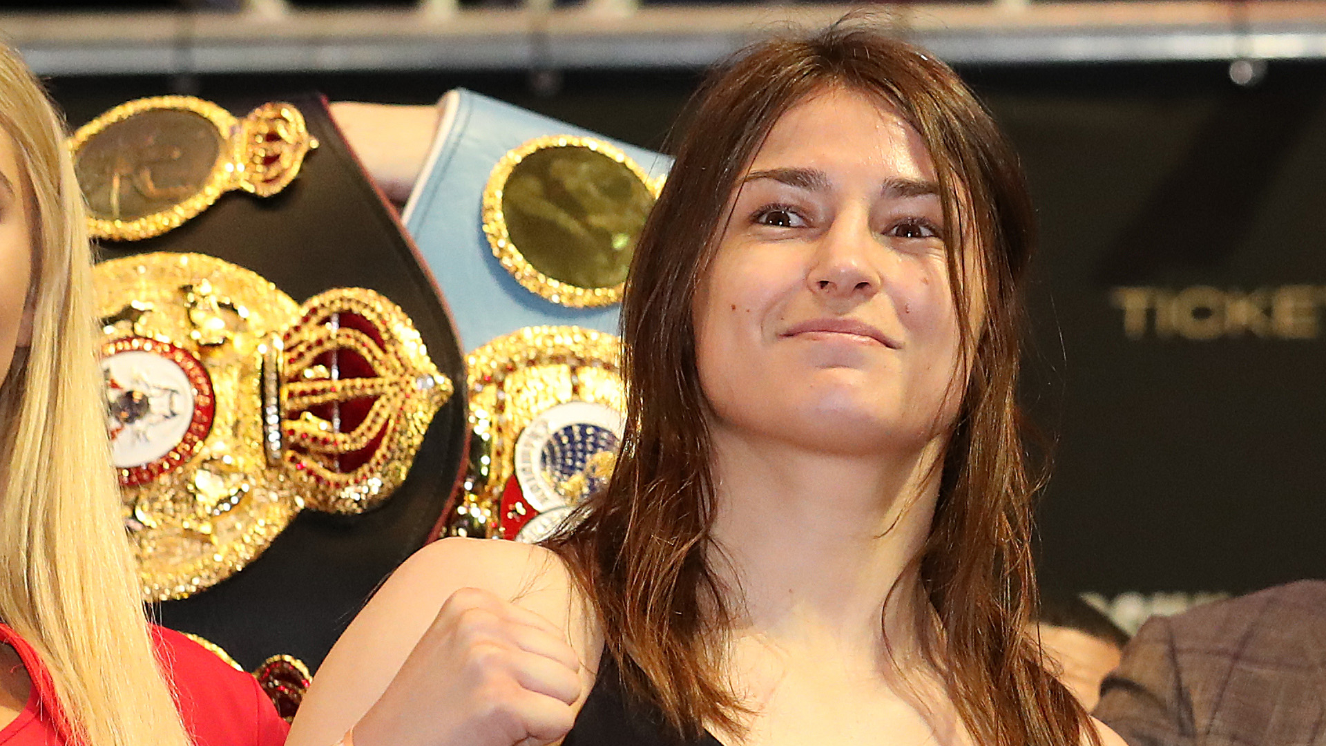 Katie Taylor defeats Delfine Persoon to become undisputed champion, but