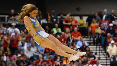 Ucla Cheerleader Takes Hard Fall During Oregon Game Twice Sporting News