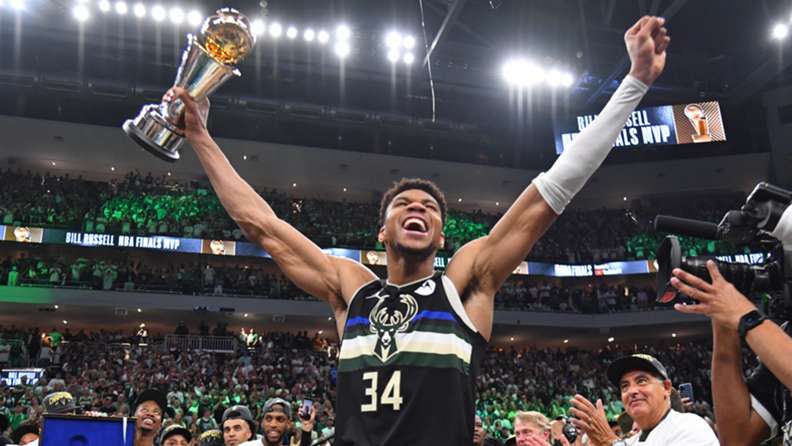 バックス の ヤニス ア デト クンボ が 2021 年 の nba ファイナル mvp に 満場 一致 で 選出 満場 一致