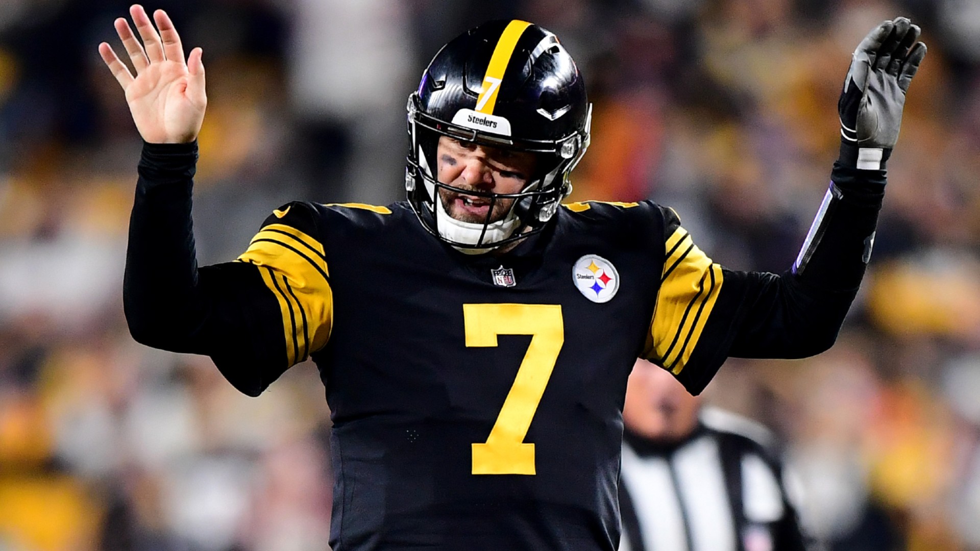 Pittsburgh Steelers quarterback Ben Roethlisberger jumps into the arms of  teammate Willie Colon after his team defeated the Arizona Cardinals 2723  at Super Bowl XLIII at Raymond James Stadium in Tampa Florida