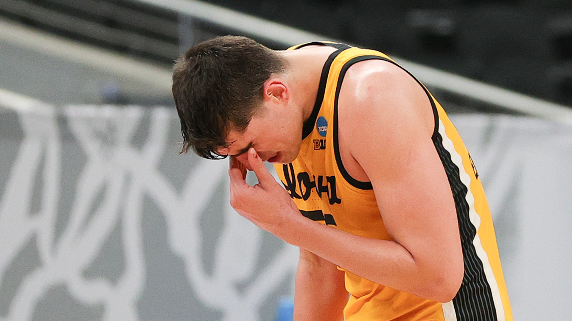 Luka Garza’s Iowa tour ends with a brilliant and weeping masterpiece of March Madness