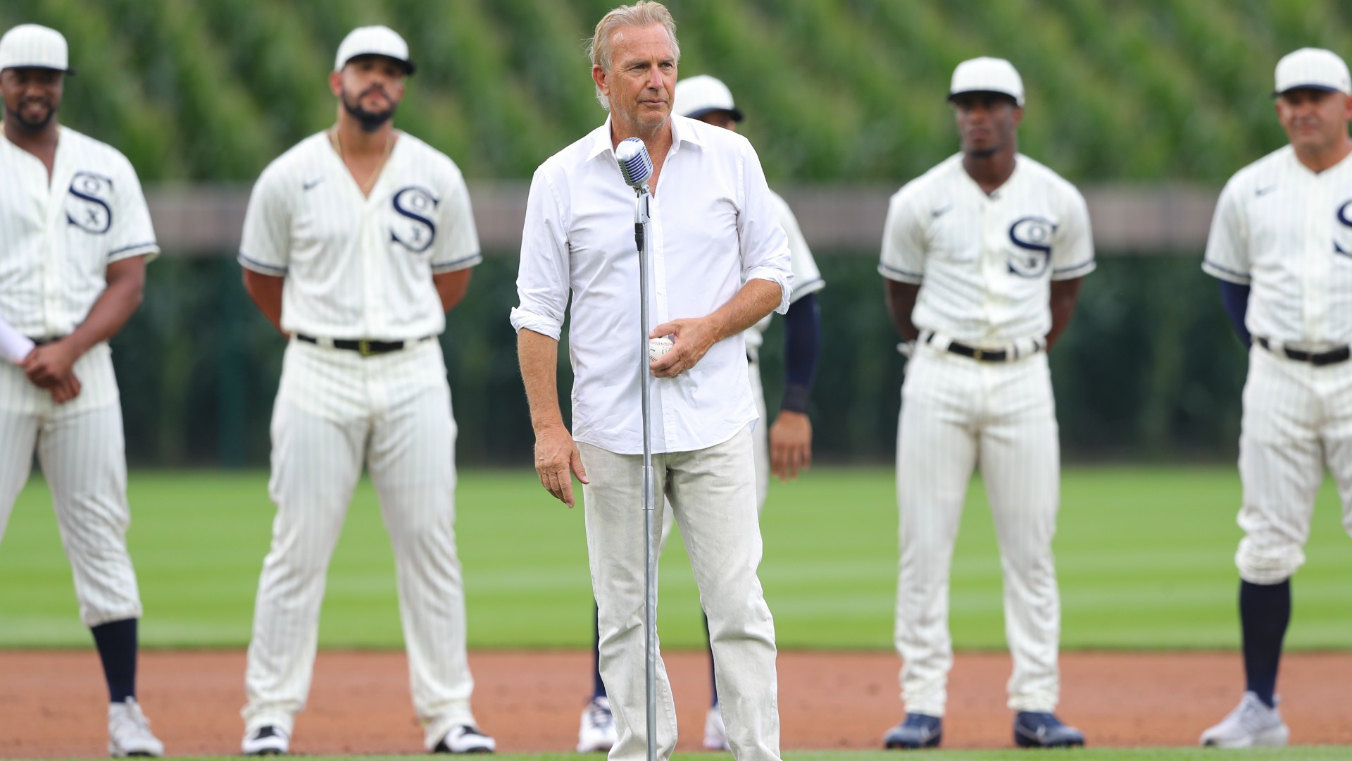 Kevin Costner leads epic entrance onto field at MLB's ...