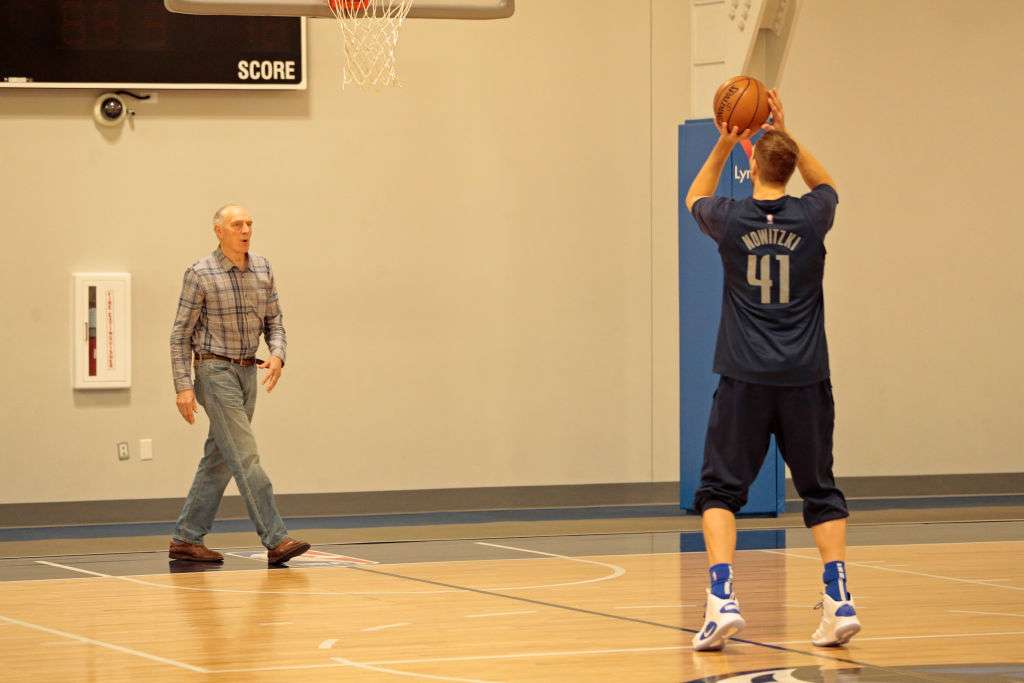 ダーク ノビツキーの師匠ホルガー ゲシュウィンドナーが語る片足フェイダウェイショットの極意 Nba日本公式サイト The Official Site Of The Nba