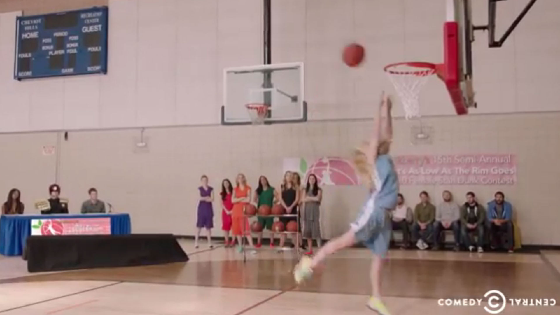 Video Comedian hosts hilariously terrible girl dunk contest Sporting