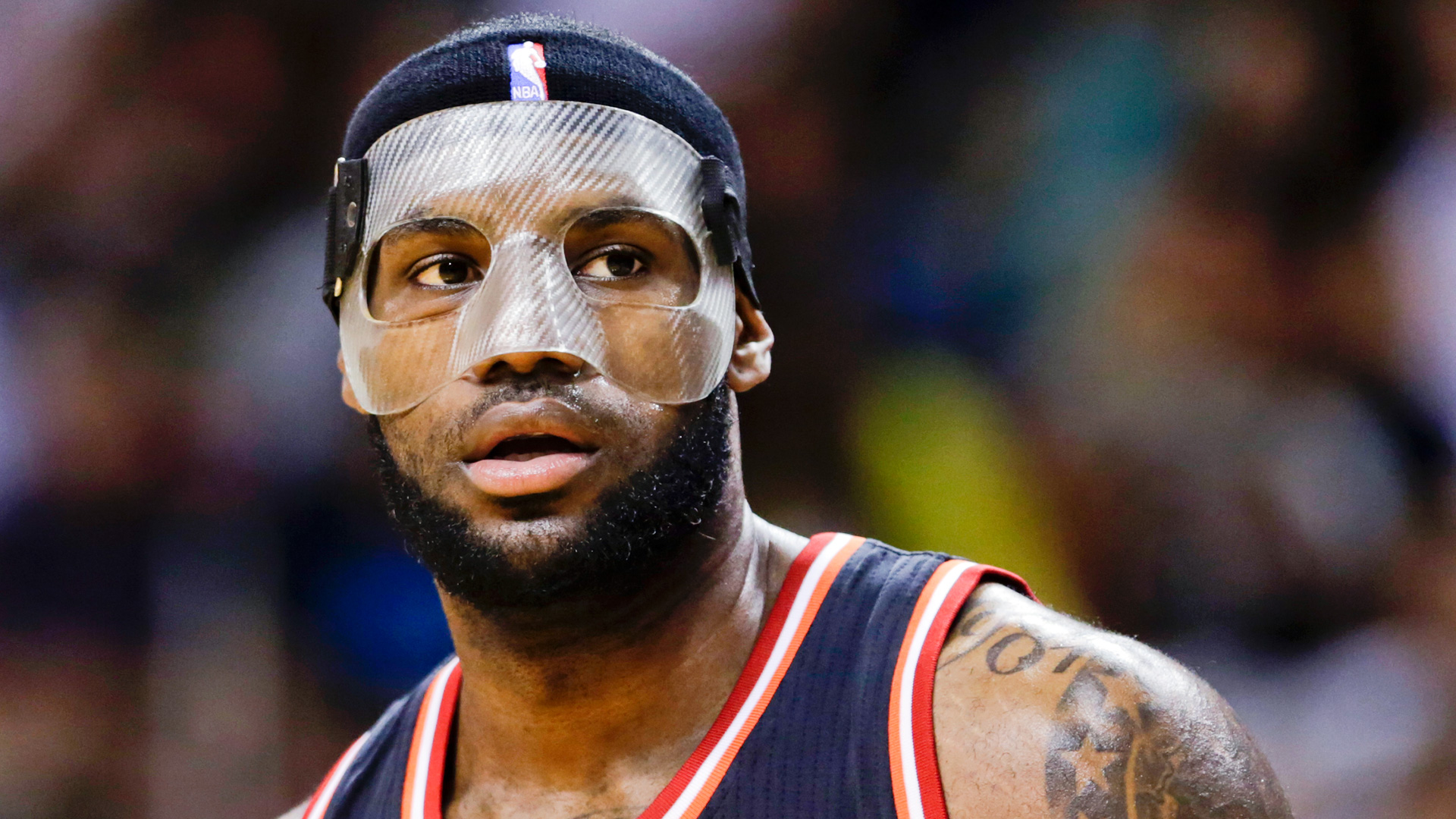 LeBron ditches black mask, debuts traditional, clear version Sporting