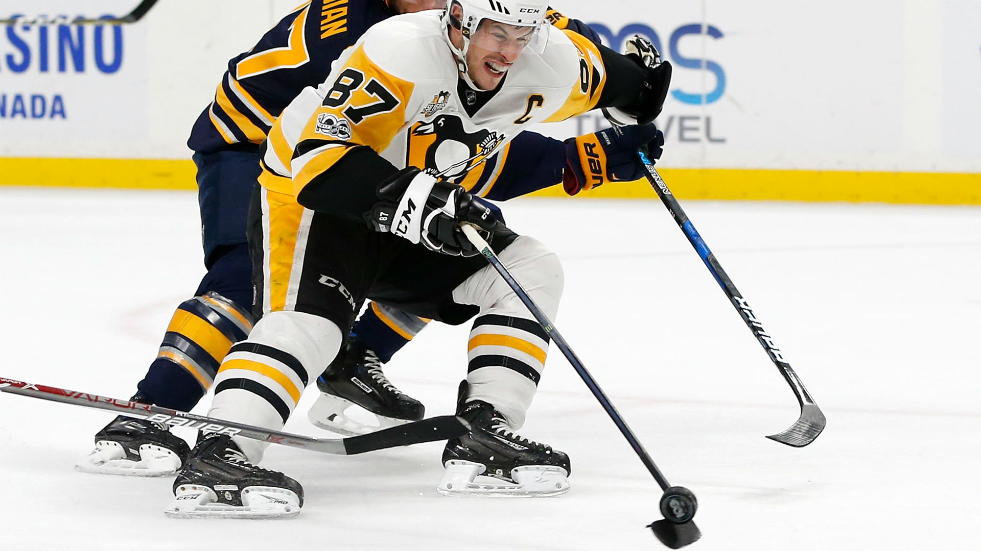 Sidney Crosby scores highlightreel goal with one hand Sporting News