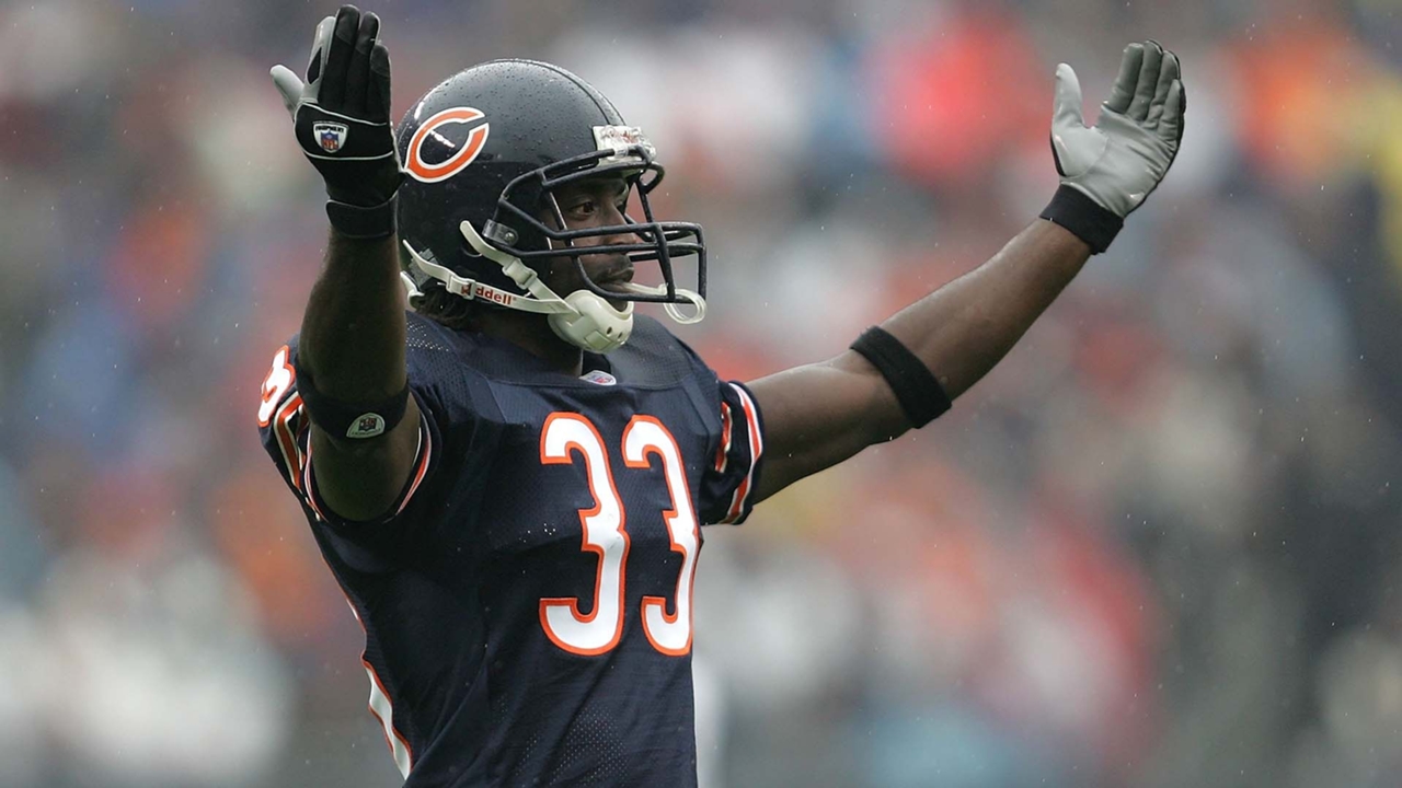 Former Nfl Cornerback Charles Peanut Tillman Earns Fbi Badge