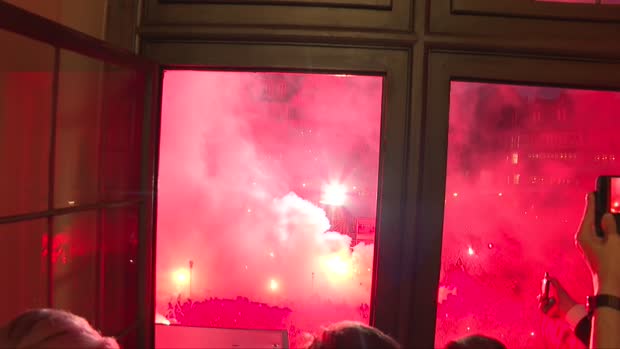 Party und Pyro auf dem Römer: So feiern die Eintracht-Helden ihren EL-Titel auf dem Rathaus-Balkon | Frankfurt